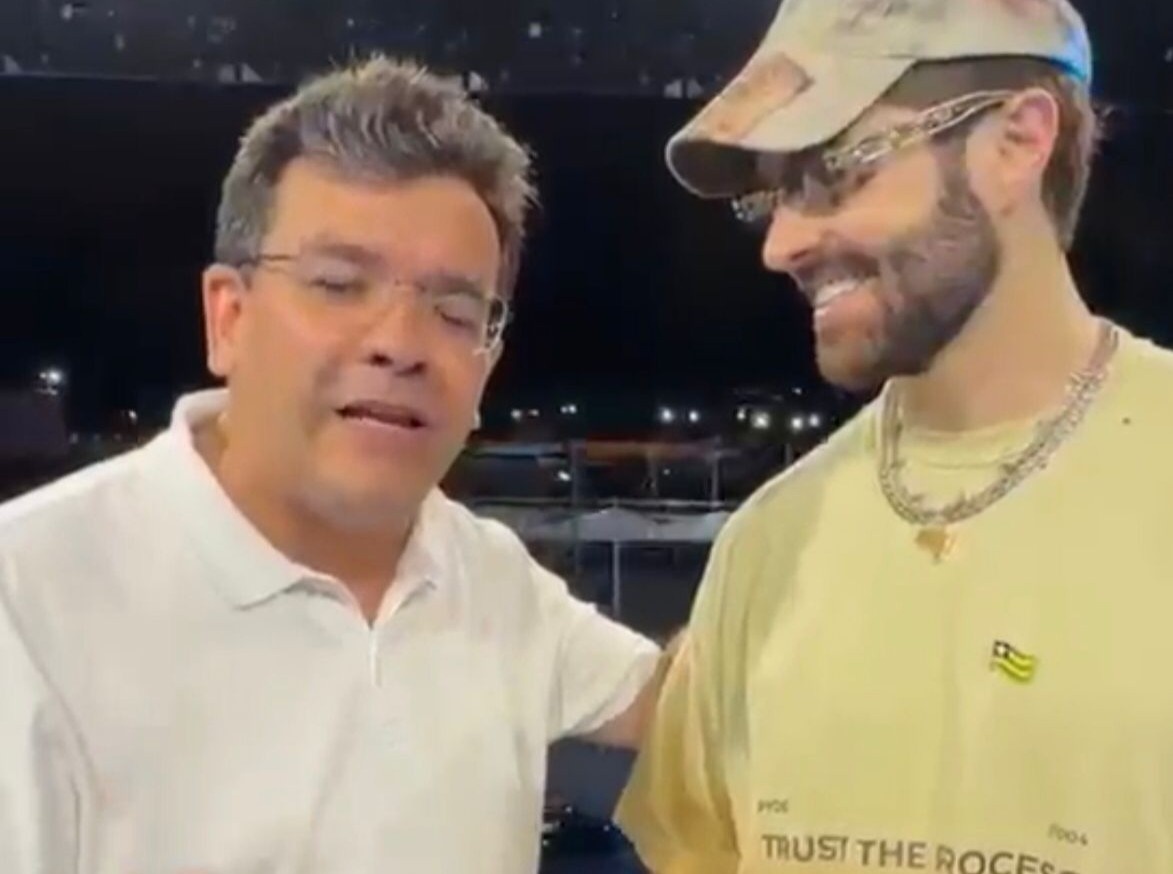 Emocionado, nervoso, Rafael fecha os olhos diante de Alok, que ri