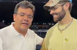 Emocionado, nervoso, Rafael fecha os olhos diante de Alok, que ri (Foto: Reprodução)
