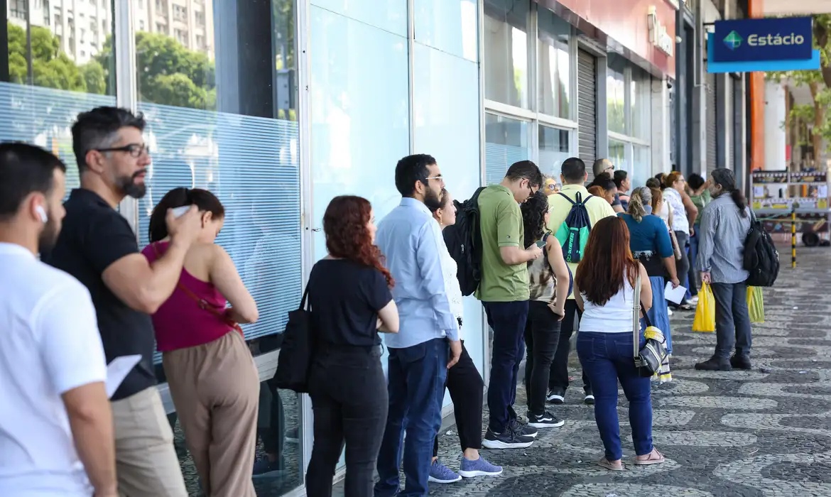 Governo projeta ampliar quadro com novas convocações de concursados.