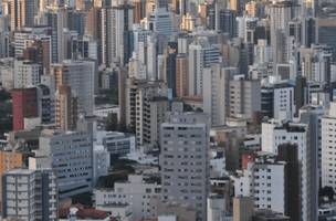 Idosos podem pedir isenção de IPTU conforme regras locais (Foto: Reprodução)