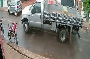 Imagens de câmera de segurança registraram a fuga dos criminosos no caminhão (Foto: Reprodução)