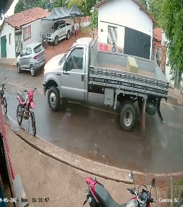 Imagens de câmera de segurança registraram a fuga dos criminosos no caminhão