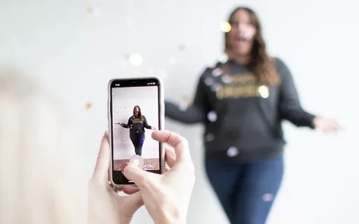 Influenciadores recebem para criar e propagar o que não é real.
