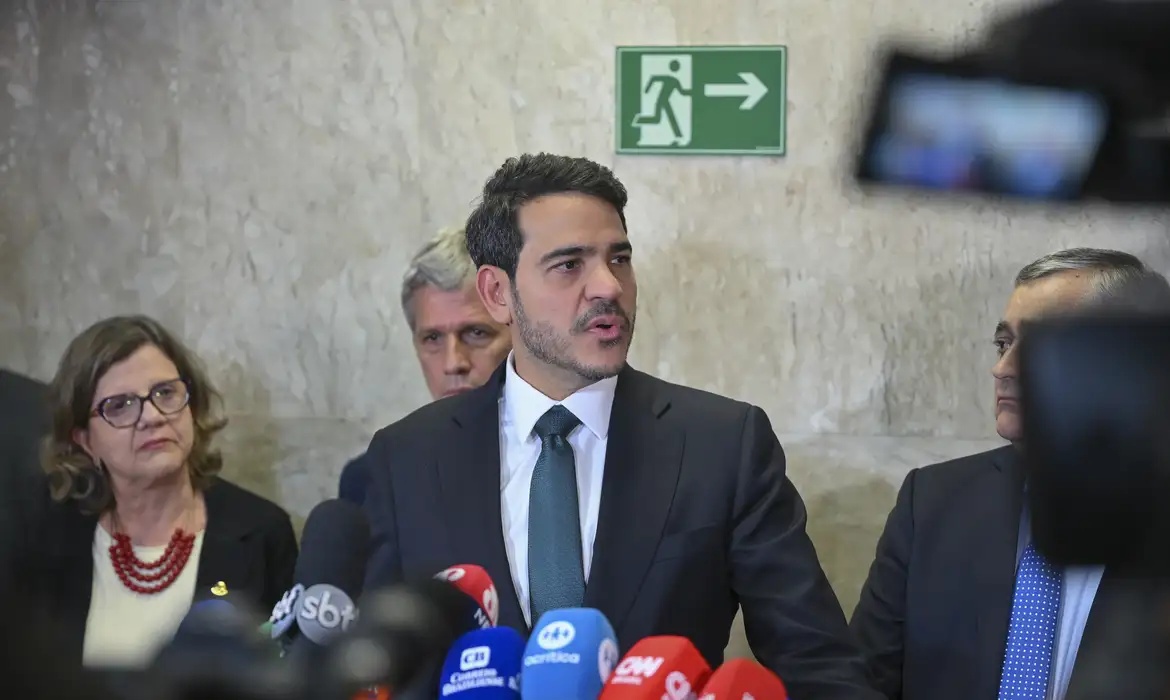 Jorge Messias em coletiva de imprensa após rejeição