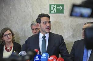 Jorge Messias em coletiva de imprensa após rejeição (Foto: Agência Senado)