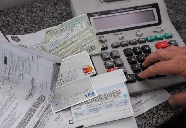 Maioria dos brasileiros diz que salário não paga todas as despesas