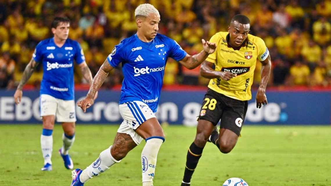Matheus Pereira durante partida contra o Barcelona