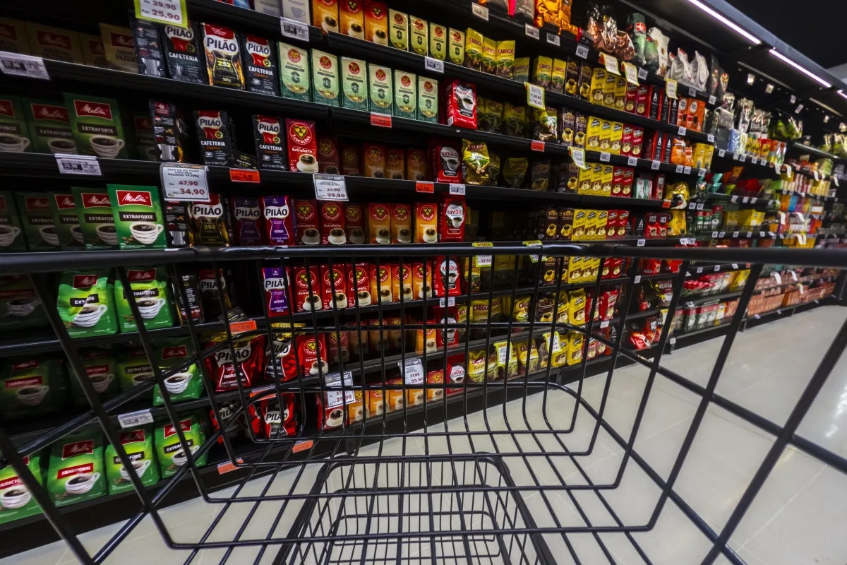 Mudança de hábitos pressiona supermercados a rever produtos nas prateleiras