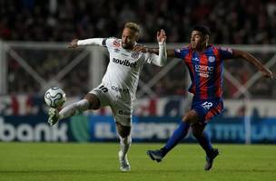 Neymar em ação durante San Lorenzo x Santos (Foto: Juan Mabromata/AFP)