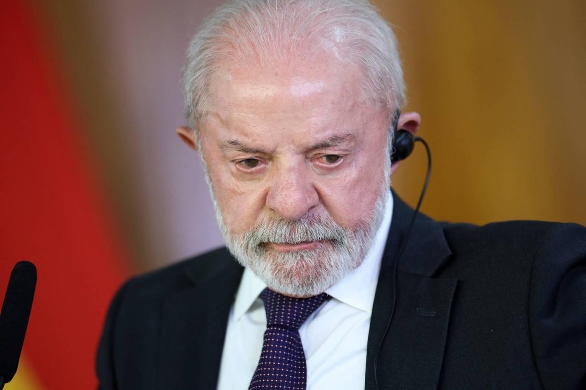 O presidente do Brasil, Luiz Inácio Lula da Silva, observa durante uma declaração conjunta à imprensa no Palácio do Planalto, em Brasília, Brasil, em 16 de março de 2026. REUTERS/Adriano Machado