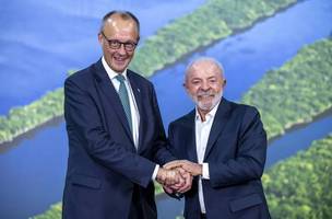 O presidente Lula cumprimenta o primeiro-ministro alemão em visita à Alemanha (Foto: diariodocentrodomundo.com.br)