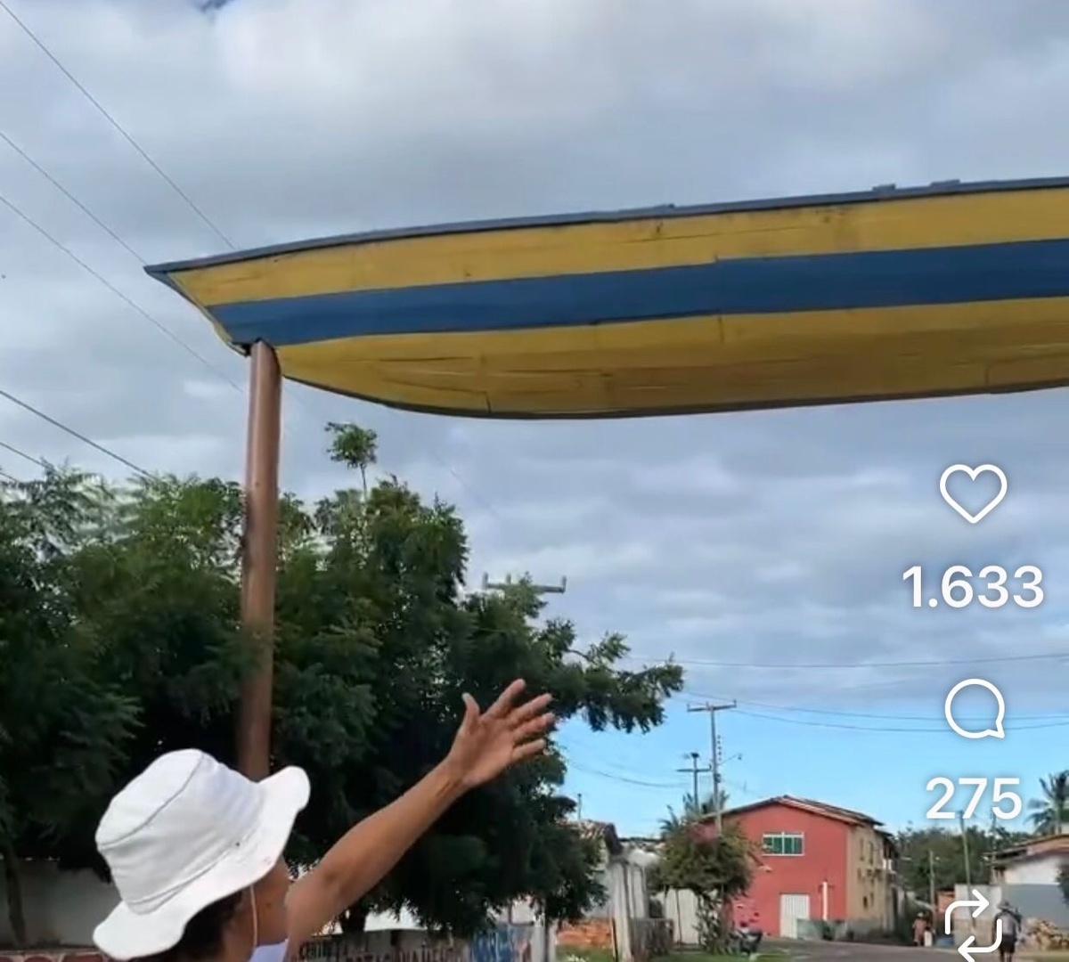 Olhem um barco voando!!!!’ Não é não. É uma canoa que o gov Rafael pendurou no povoado dos Tatus, no litoral…