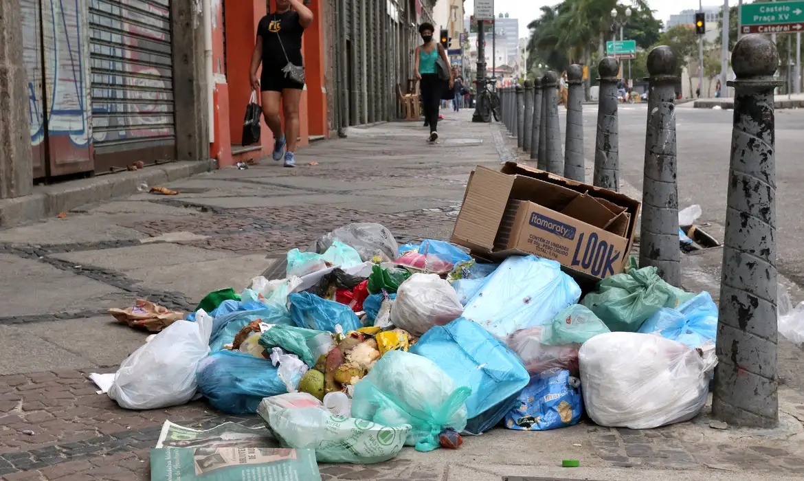 Projeto cria punição para descarte irregular de lixo