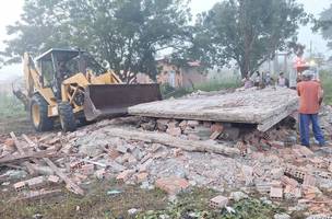 Residência das vítimas desabou na madrugada desta segunda-feira (20) (Foto: Polícia Militar)
