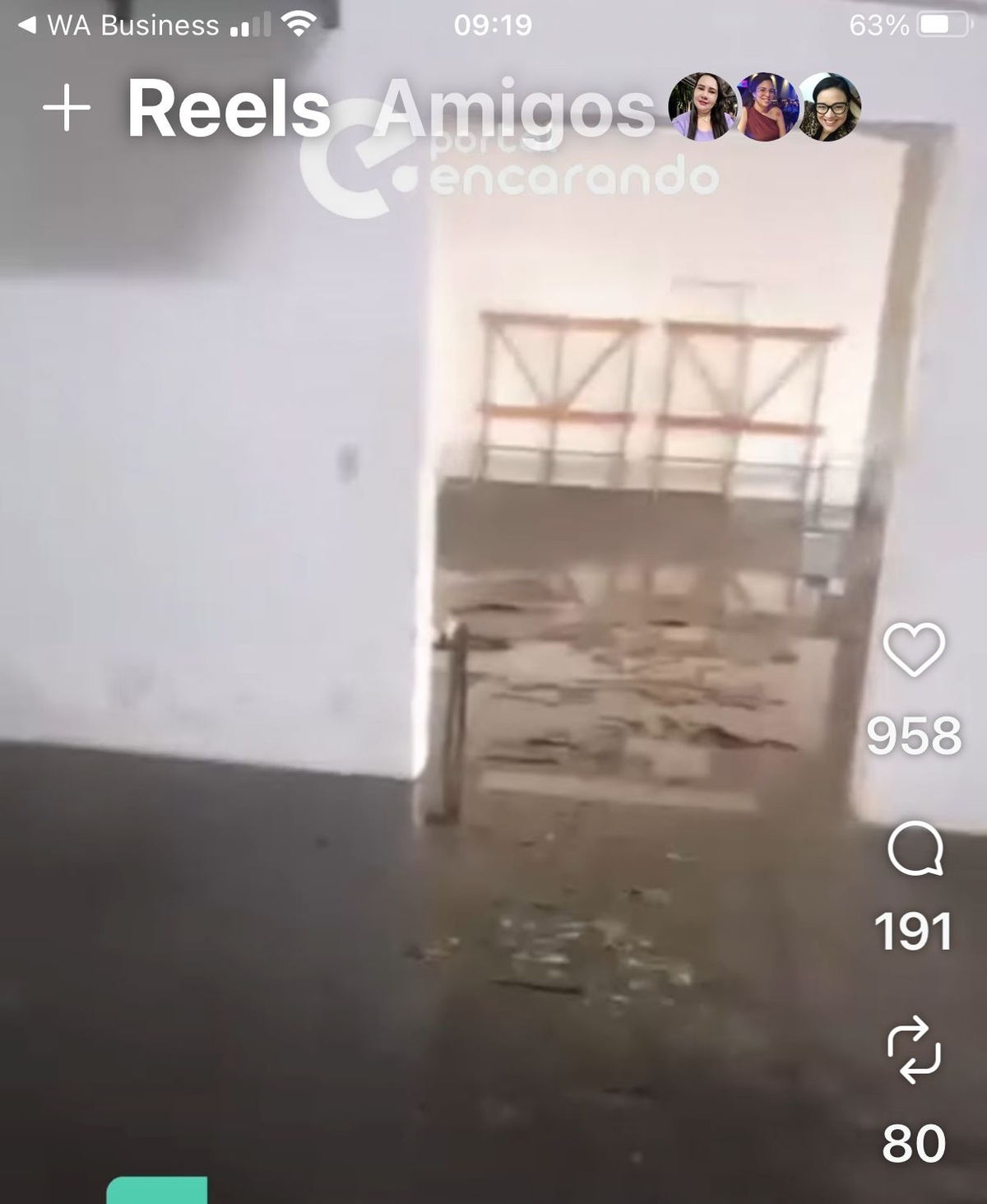 Sabe onde é isso? No velho e ruindo estádio Albertão, aos cuidados da mulher do deputado Evaldo Gomes. Rafael cuida dos bens públicos em forma de combo. O estádio tá caindo.