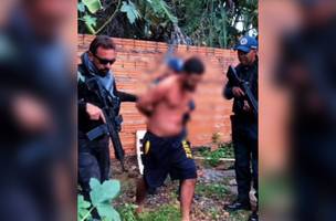 Suspeito foi capturado dentro de uma residência após ter invadido o imóvel (Foto: SSP-PI)
