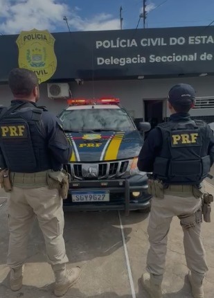 Suspeito foi preso após usar identidade falsa e tentar fugir da delegacia