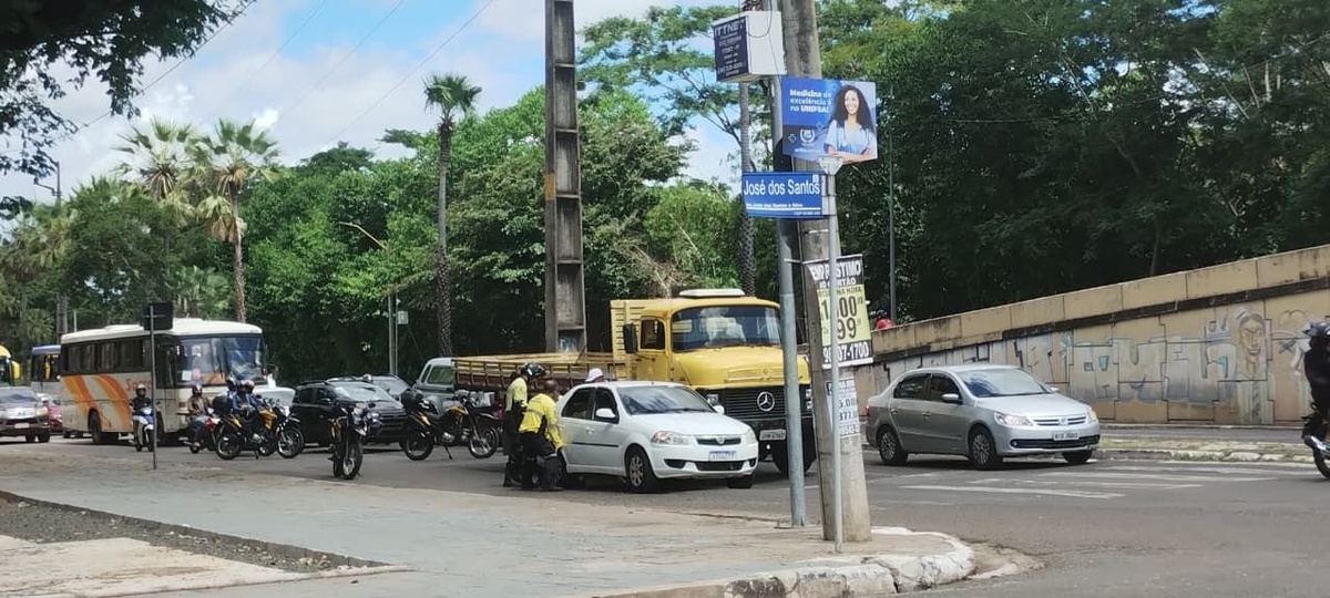 A colisão que travou o centro de Teresina. O que fazem as repartições municipais?