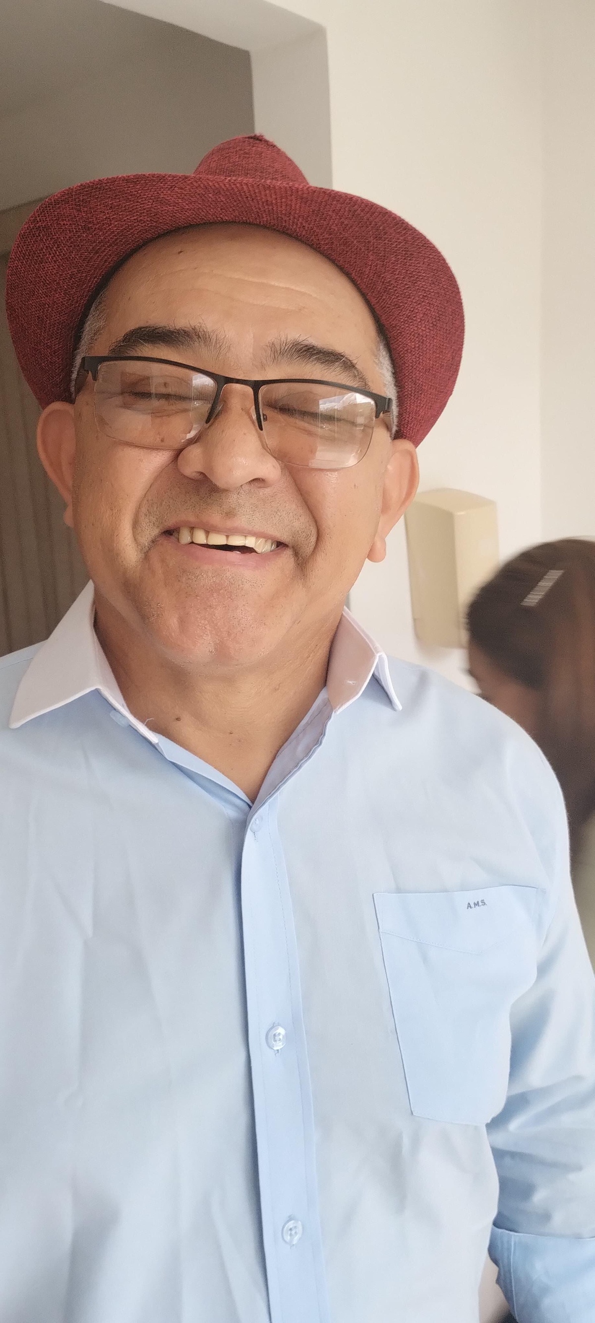 Abdoral, estilo simples e o conhecido chapéu