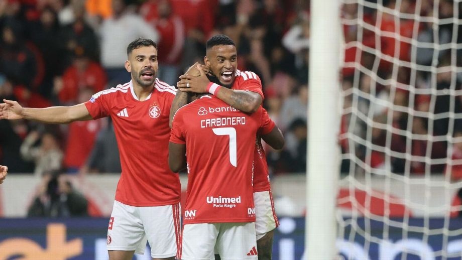 Alerrandro comemora gol com Carbonero e Bruno Henrique