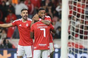 Alerrandro comemora gol com Carbonero e Bruno Henrique (Foto: Ricardo Duarte / Internacional)