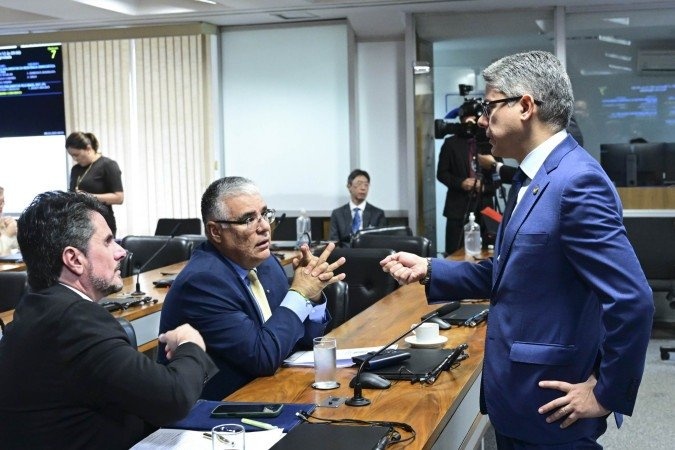 Alessandro Vieira (à direita) e Eduardo Girão (à esquerda)