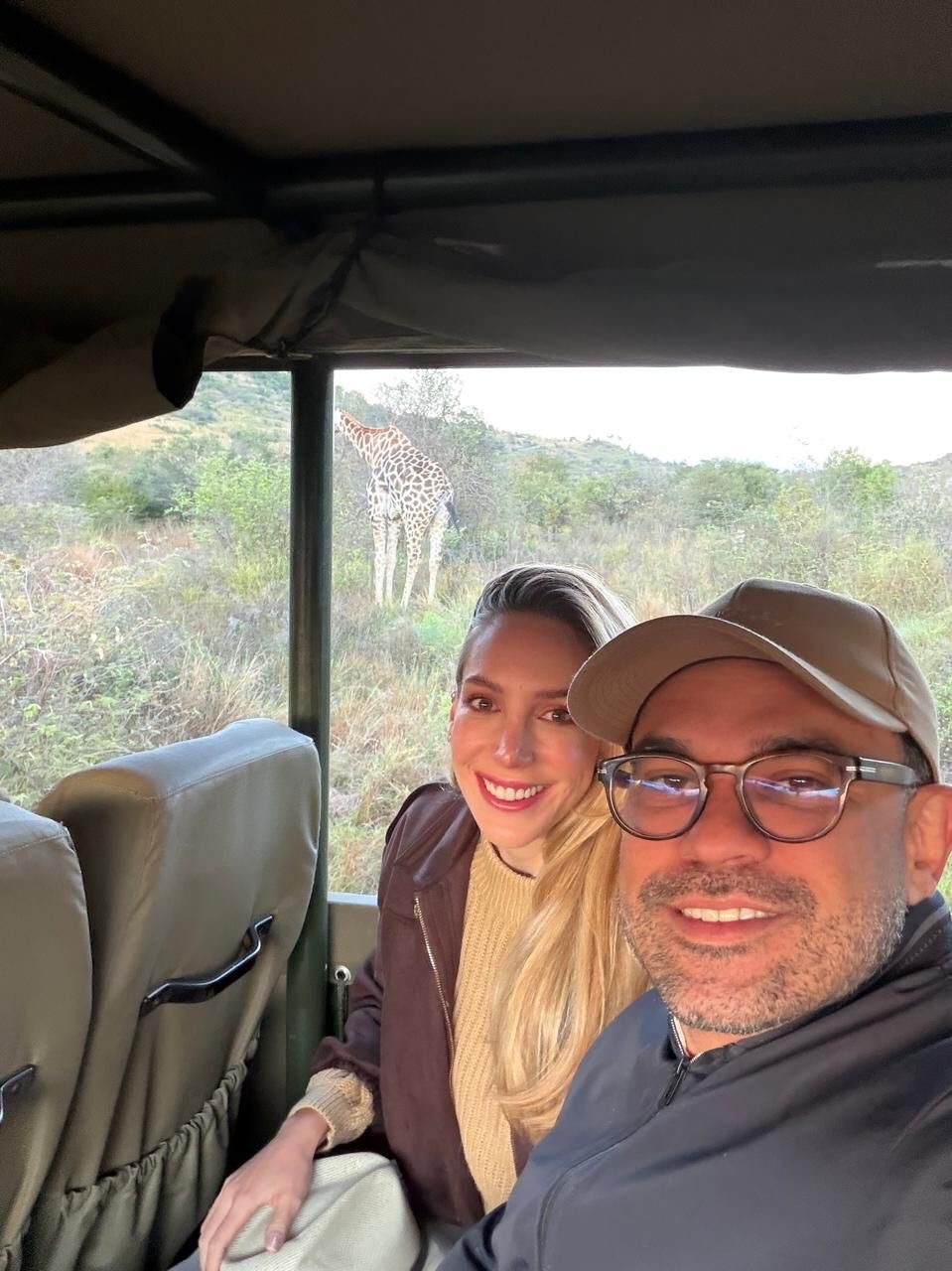 Alexandre e Priscila…espera aí, tem mais gente nessa foto?
