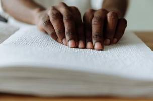 Alunos cegos seguem sem acesso completo a livros em braille na rede pública. (Foto: Reprodução)