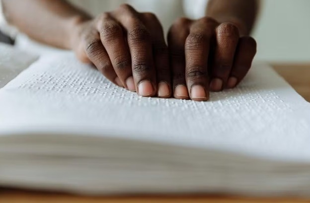 Alunos cegos seguem sem acesso completo a livros em braille na rede pública.