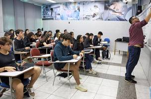 Brasília (DF), 24/10/2024 - Professor do colégio Galois, Samuel Rbeiro Costa, em sala de aula com alunos na preparação nos últimos dias antes da prova do Enem 2024.  Foto: José Cruz/Agência Brasil (Foto: © José Cruz/Agência Brasil)