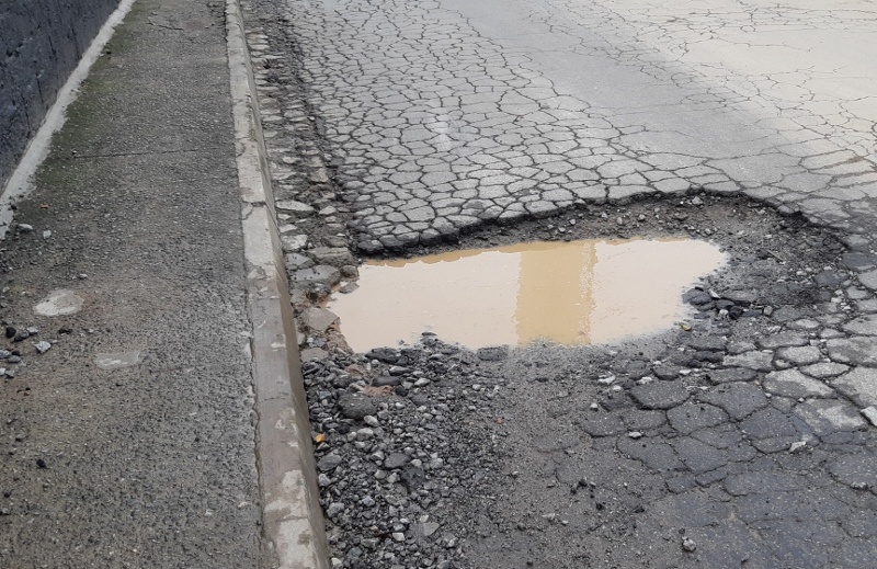 Buracos e remendos irregulares dificultam o trânsito em ruas de Teresina