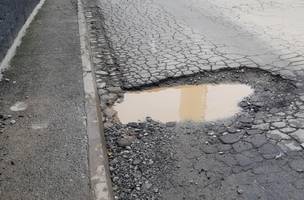 Buracos e remendos irregulares dificultam o trânsito em ruas de Teresina (Foto: Reprodução)