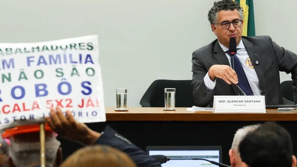Câmara adia parecer sobre fim da escala 6x1 em meio a impasse político.
