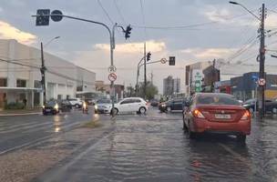 Chuva cobre ruas e avenidas da Zona Leste e Centro de Teresina (Foto: Peterson Patryck/TV Clube)