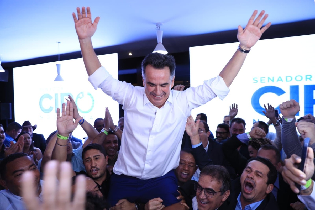 Ciro Nogueira em meio a grande numero de convidados no jantar em Brasilia