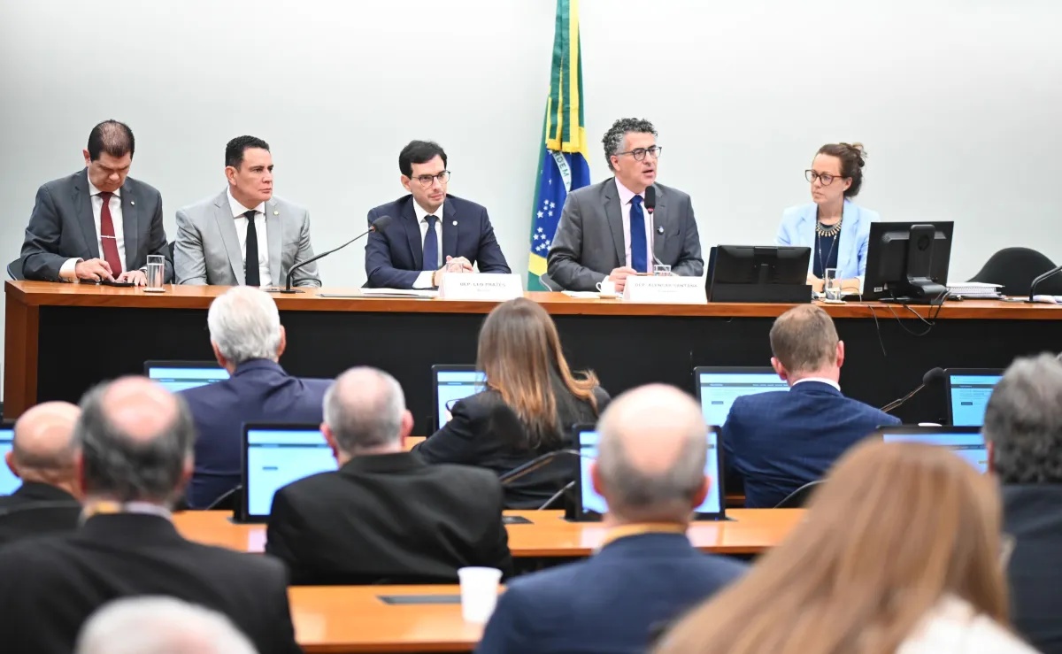Comissão da Câmara acelera negociações sobre o fim da jornada 6x1.