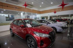 Concessionária Nissan Leauto no Rio: programa Move Brasil Táxi e Aplicativos promete disponibilizar a motoristas até R$ 30 bilhões em crédito para a compra de automóveis de até R$ 150 mil (Foto: Júlia Aguiar)