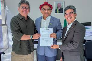 Da esquerda para a direita: Superintendente do Denit  Ribamar Bastos, Prefeito de São João do Arraial Abdoral e o deputado Estadual do Piauí Limma Verde. (Foto: Reprodução)