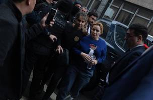 Deolane Bezerra chegando à sede da Polícia Civíl (Foto: Agência O Globo/Maria Isabel)
