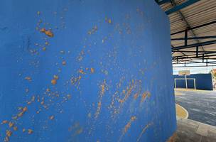 Estruturas do espaço esportivo apresentaram danos provocados por atos de vandalismos e até sujeira de fezes nas paredes (Foto: Reprodução)