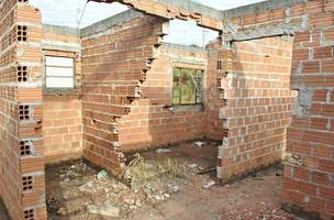 Famílias denunciam obras abandonadas após liberação de recursos habitacionais. (Foto: Reprodução)