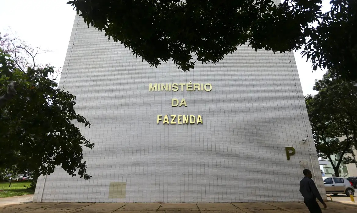 Fazenda alerta consumidores sobre golpes envolvendo o Desenrola Brasil.