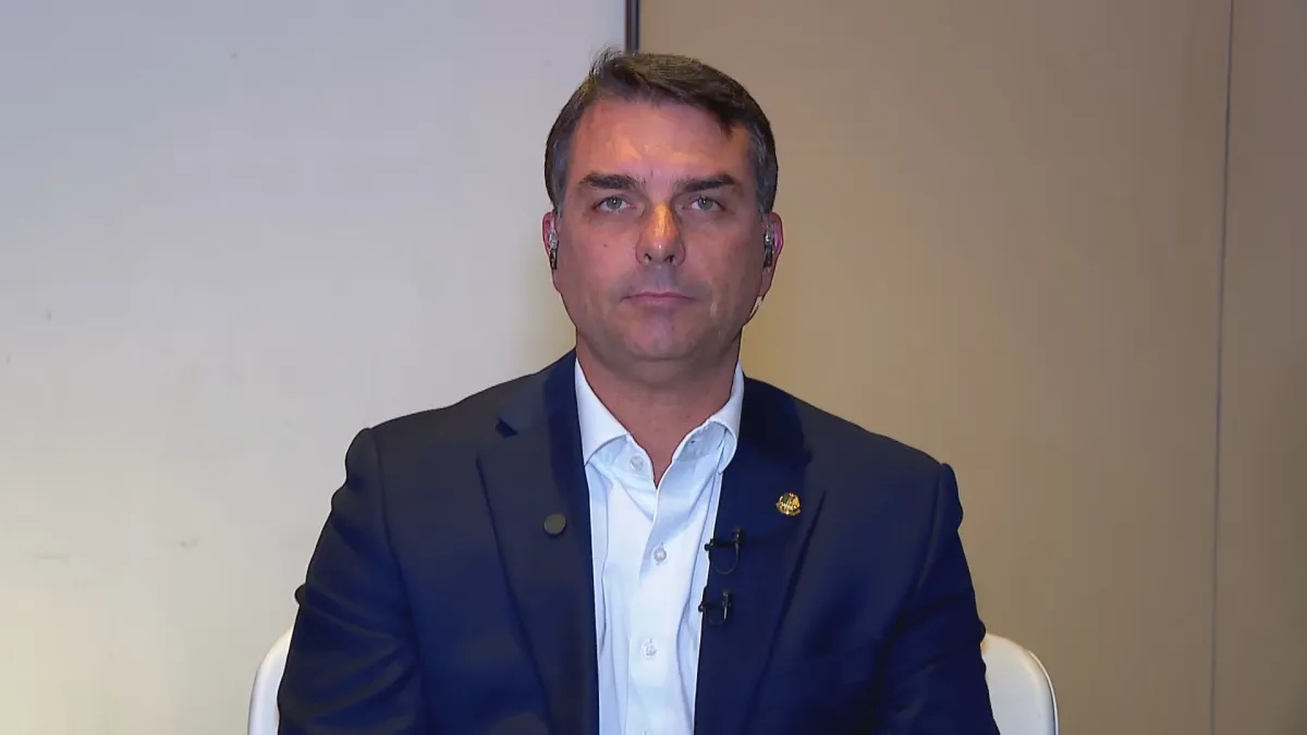 Flávio Bolsonaro confirmou encontro com Daniel Vorcaro após prisão do ex-banqueiro.