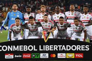 Jogadores do Flamengo posam para foto antes do jogo contra o Independiente Medellín (Foto: Jaime Saldarriaga / AFP)