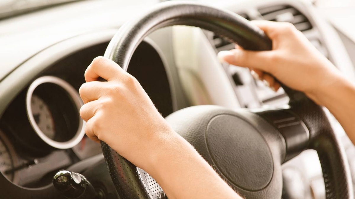 Jovem ao volante