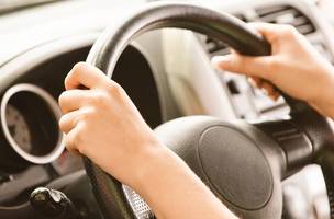 Jovem ao volante (Foto: Reprodução)