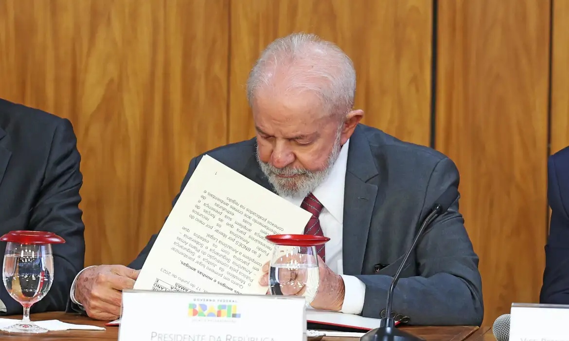 Lula vetou proposta que reconhecia estágio como experiência profissional formal.