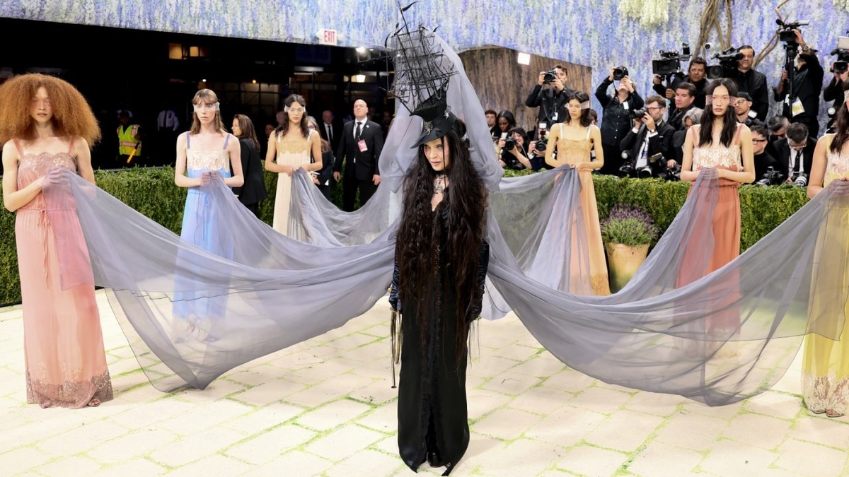 Madonna usando o look assinado por Saint Laurent