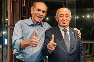 Marcelo e Júlio, na porta do jantar… (Foto: Reprodução)