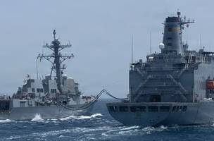 Navios no Estreito de Ormuz (Foto: US NAVY/AFP)